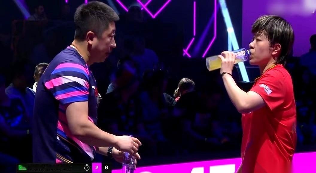 我死死盯着电视里那个暂停。心都提到嗓子眼了，就想知道教练徐辉要说什么灵丹妙药。