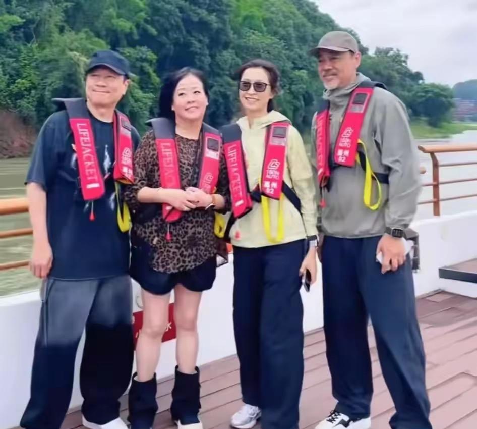 6月24日，刘青云、郭蔼明与黎耀祥夫妇同游四川乐山的视频曝光。61岁的刘青云胡须