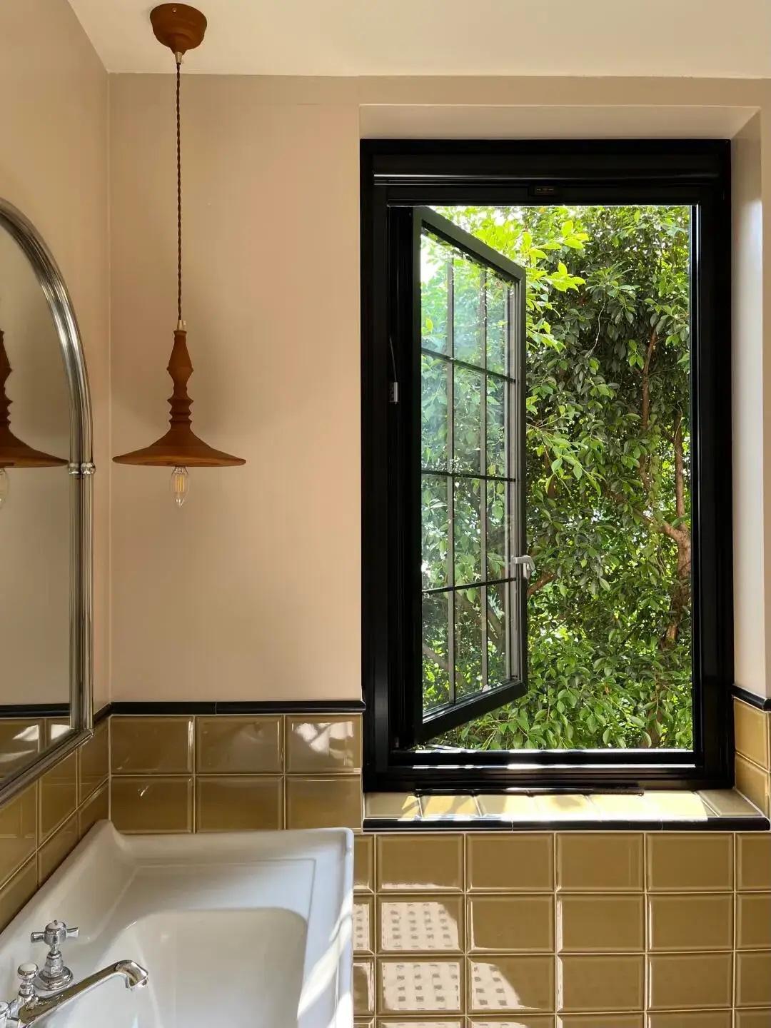 无语了，就为这绝美的树景，我老婆花了超100万，买下了这套老破小，重庆一位女生晒