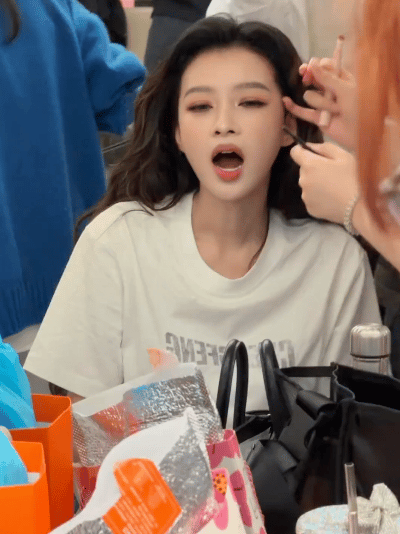 孙怡课前课后的live孙怡课前课后状态课前孙怡：元气满满活力四射。课后孙怡：灵