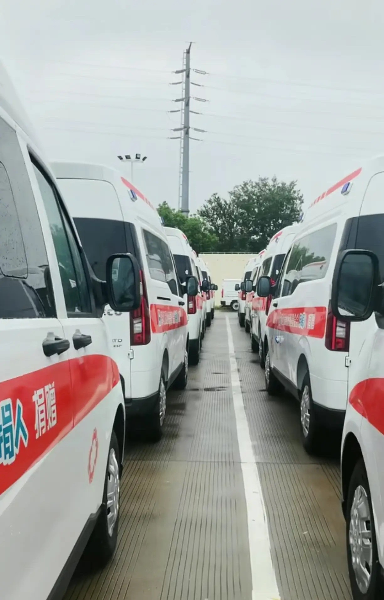 很多人都说韩红基金会不应该给医院捐救护车，因为医院本身就是盈利机构，而不是需要救