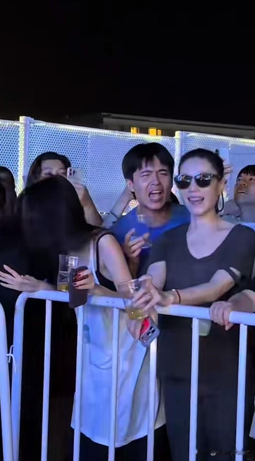 王菲李嫣在音乐节玩嗨了！李嫣披着头发来回摇晃，像是在蹦迪。王菲和女儿李嫣当观