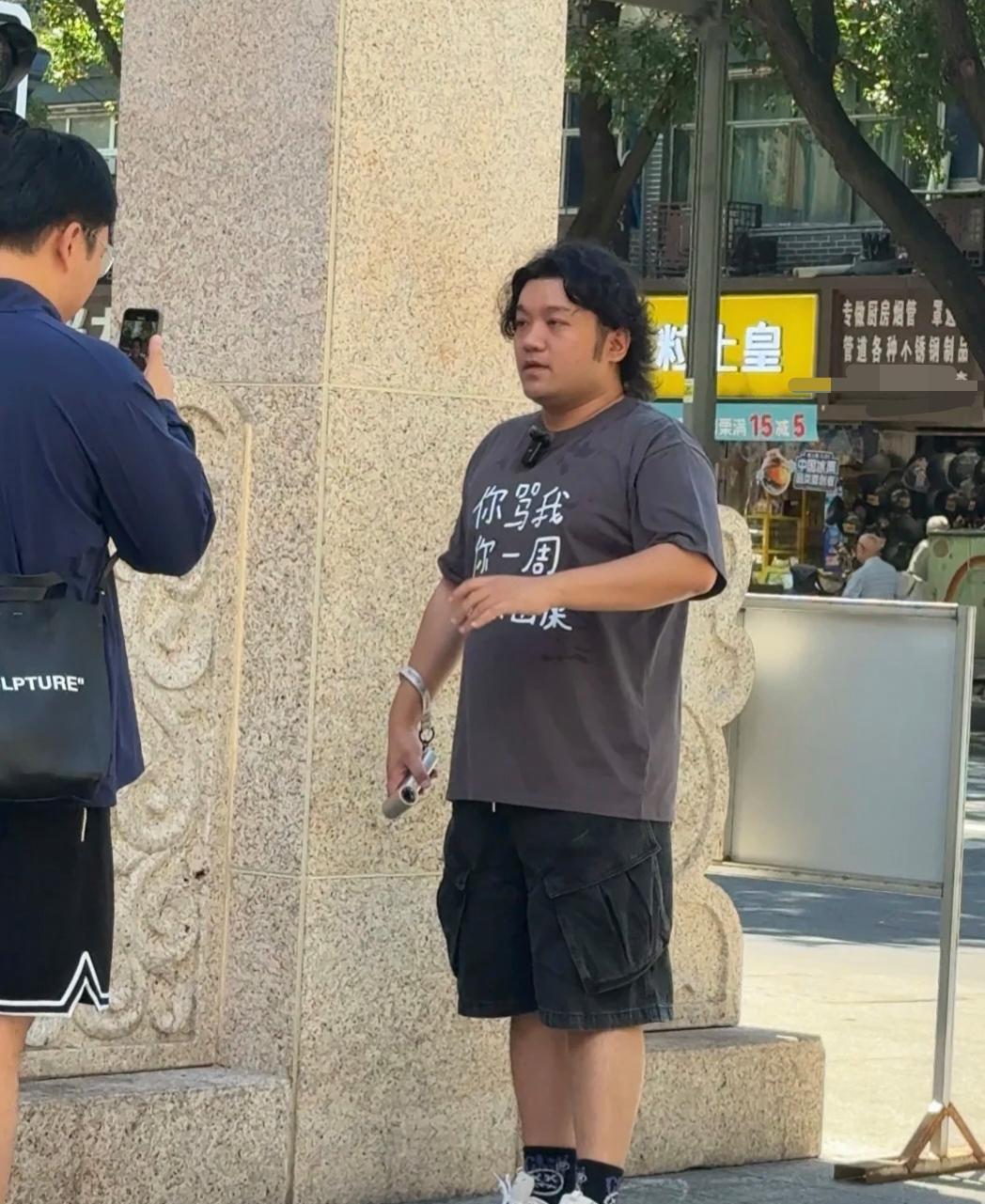 童星尤浩然在江西街头出现，他虽然只有28岁，但看着太老气了，颜值和身材都很一般，
