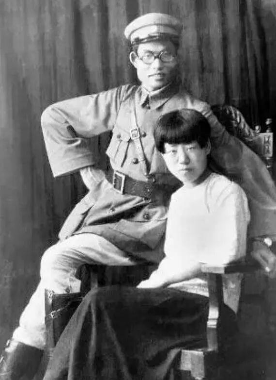 1940年的延安，朱仲芷主动向相伴13年的丈夫萧劲光提出离婚。彼时她已是六
