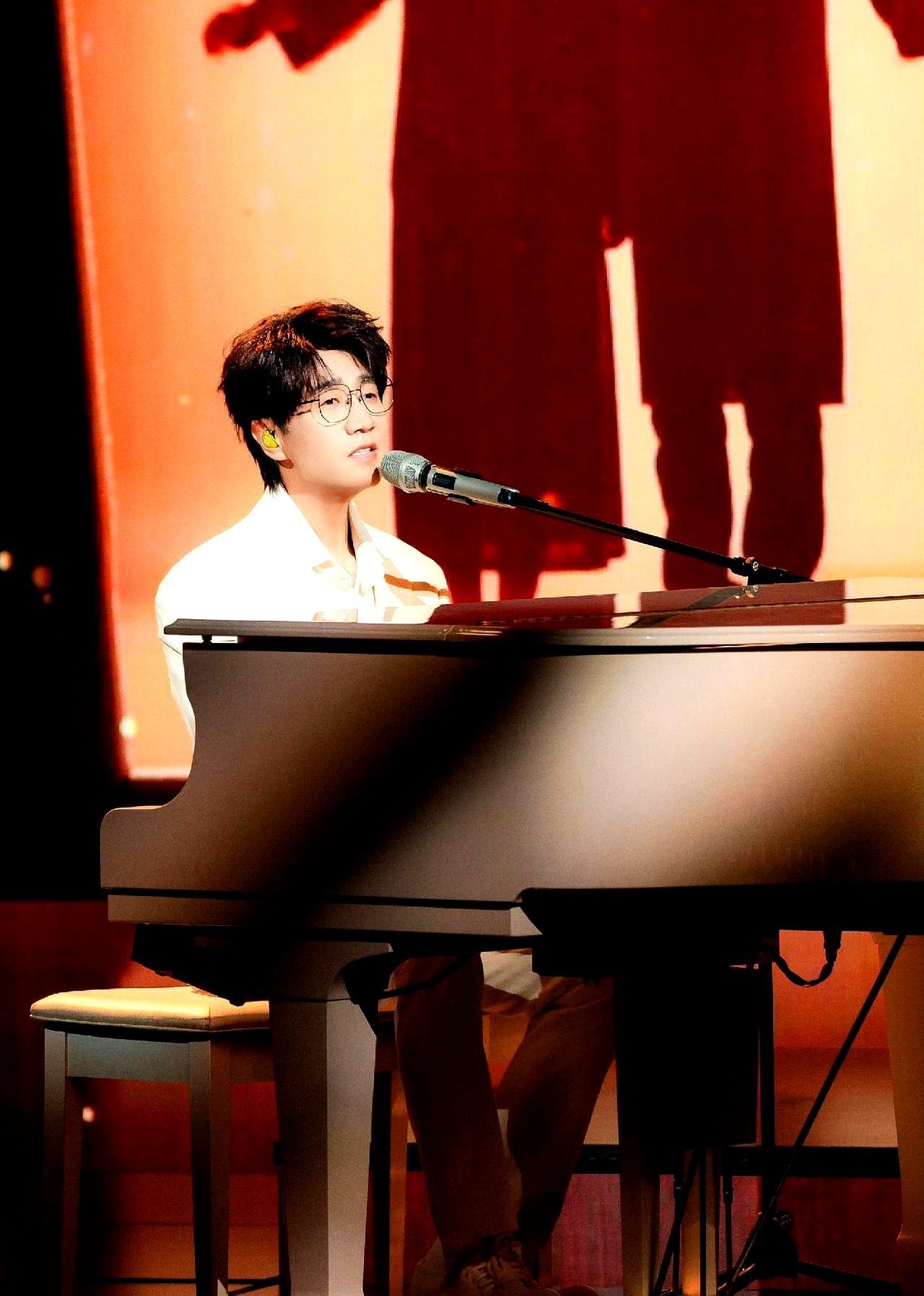 王铮亮一开口，央视晚会就赢了。但赢得有些残忍。2026年元宵夜，当他在钢琴