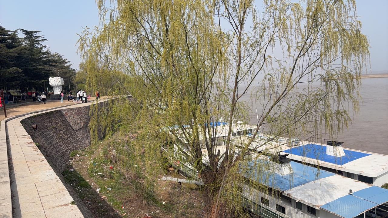 3月份很多城市的楼市数据很好，特别是二手房纷纷刷新记录。北京两万多套，上海三