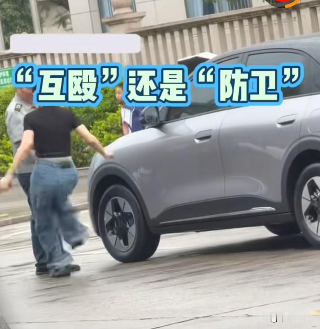 为什么大家都在讨论这件事？福建一女子脚踹保安后被反手扇一耳光，看似再简单不过