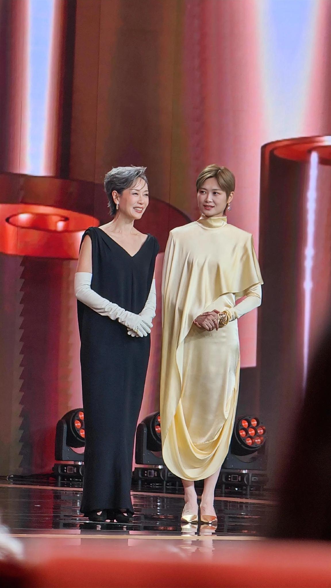 李宇春穿上裙子端庄大气穿上西装帅的让人李宇春好漂亮啊!金色好适合她从头到脚