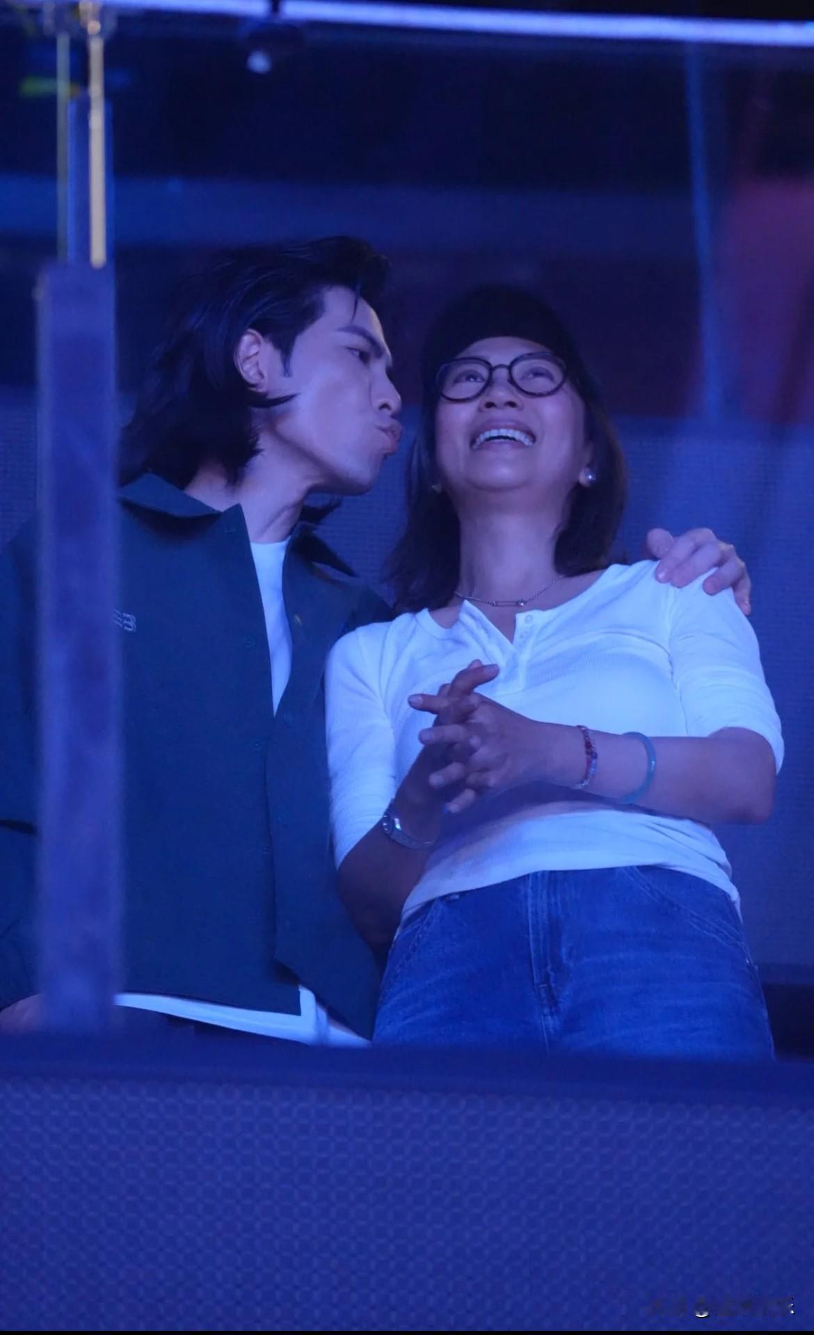 萧敬腾在别人的演唱会上和老婆亲亲😘怪不得当时下大雨🌧️了，原来雨神偷偷在后