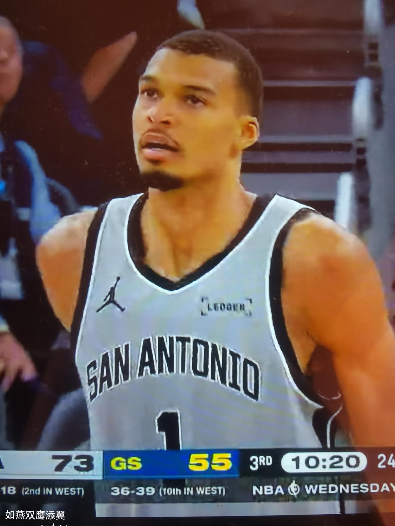 文班跟亚历山大死磕上了马刺客场127-113，轻取勇士，10连