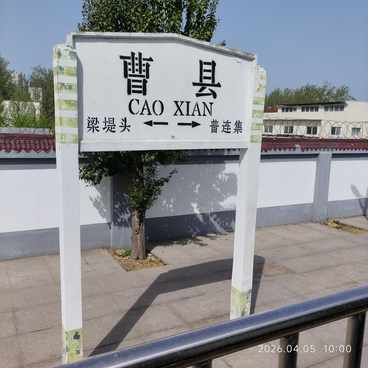 写辞职报告一个人上班，做的好好的，不到万不得已，不要轻易放弃工作。写辞职报告