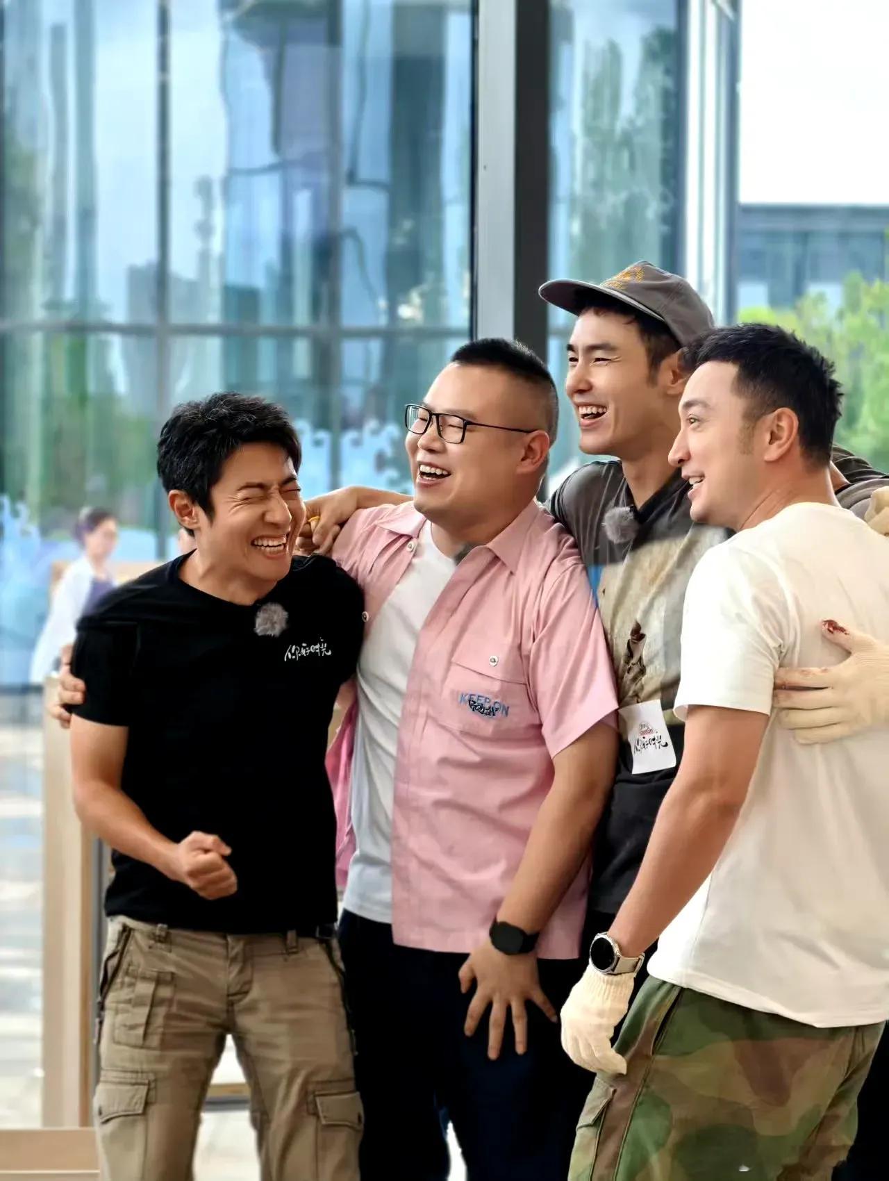 笑飞了家人们，沙溢发微博分享与岳云鹏、撒贝宁、阮经天、尼格买提的合照，复刻十年前