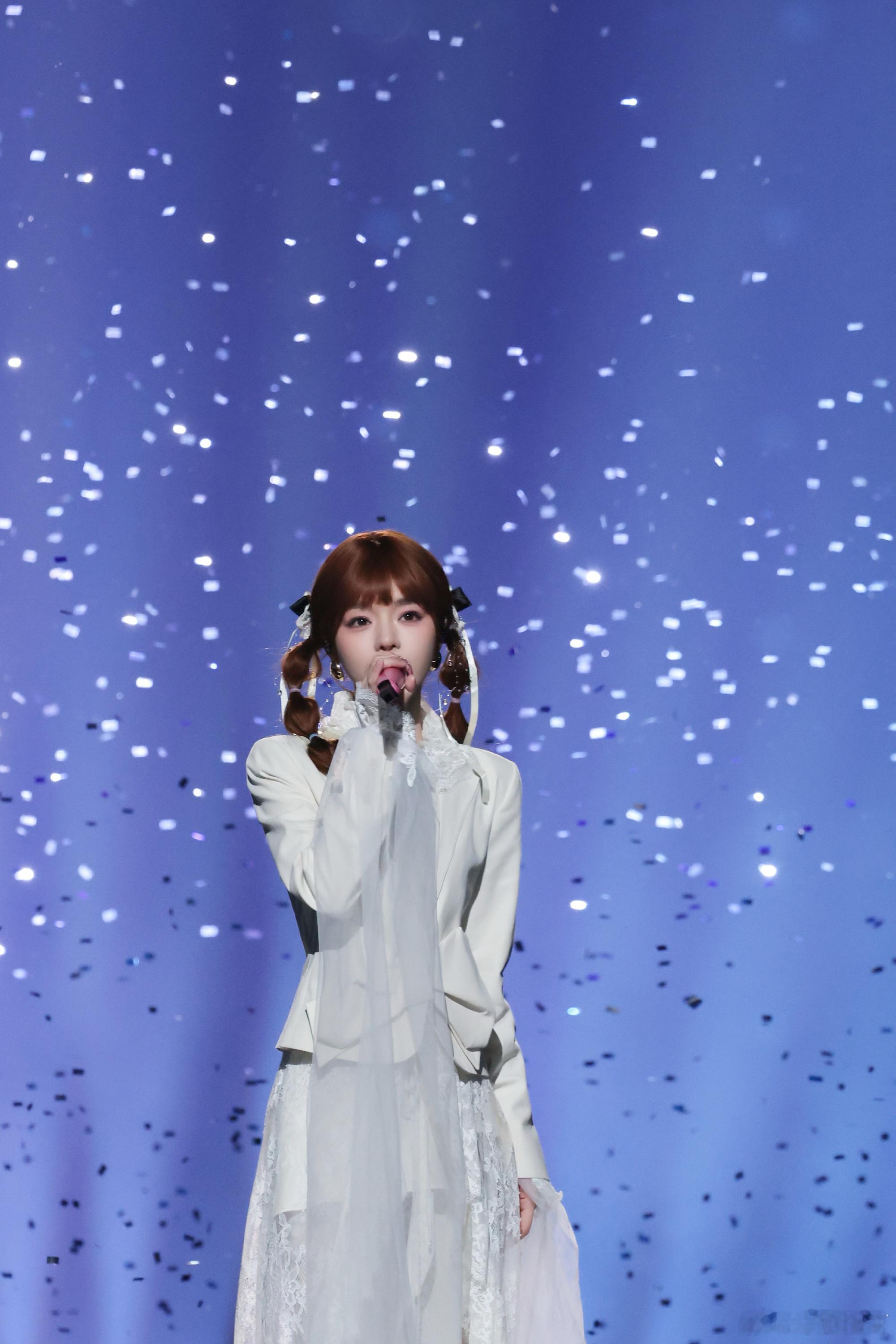 黄霄雲没有恋爱脑的义务黄霄雲新歌太绝了，前奏一响直接陷进冬日情绪里，嗓音既有细