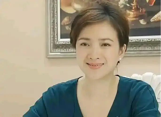 何晴的去世消息确认后，我去查了一下她父母的死因，命运真是太无情了！据悉，何晴