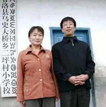 1990年，一名24岁的男子辞去教师工作，攀上5架天梯，爬到2800多米高的悬崖