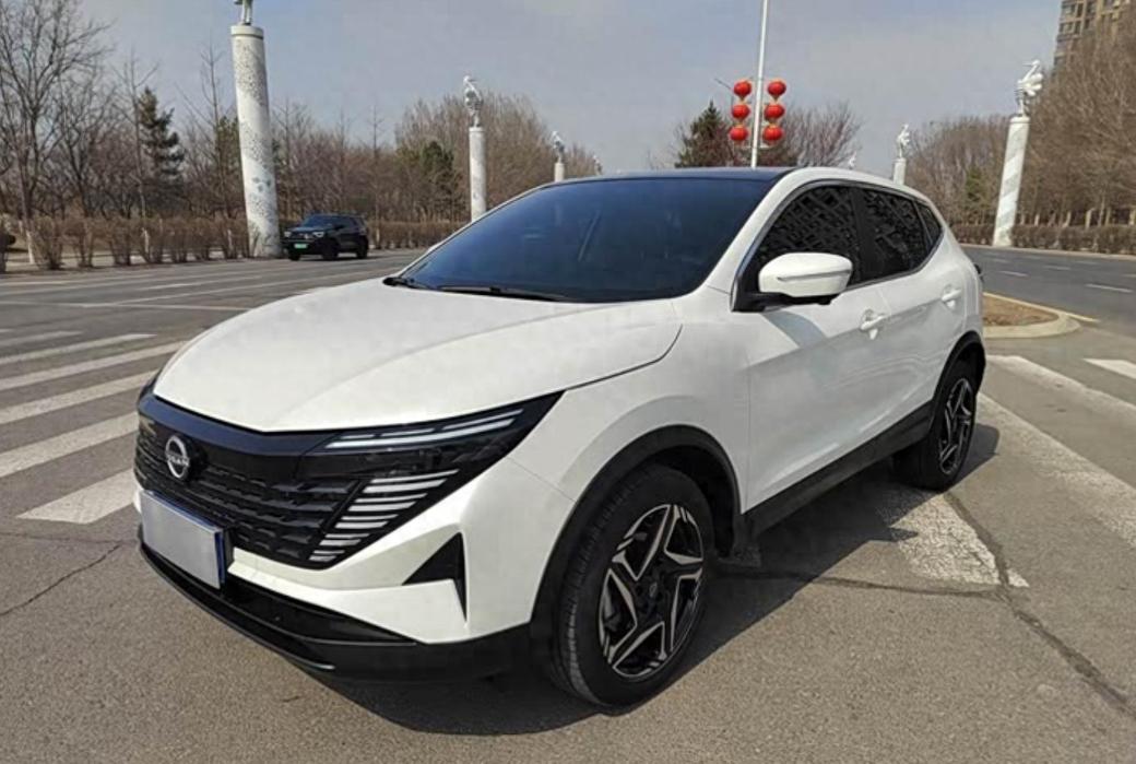 昨天去日产4S店，门口停了五台逍客，挡风玻璃上都贴着红纸，“限时特价8.88万”