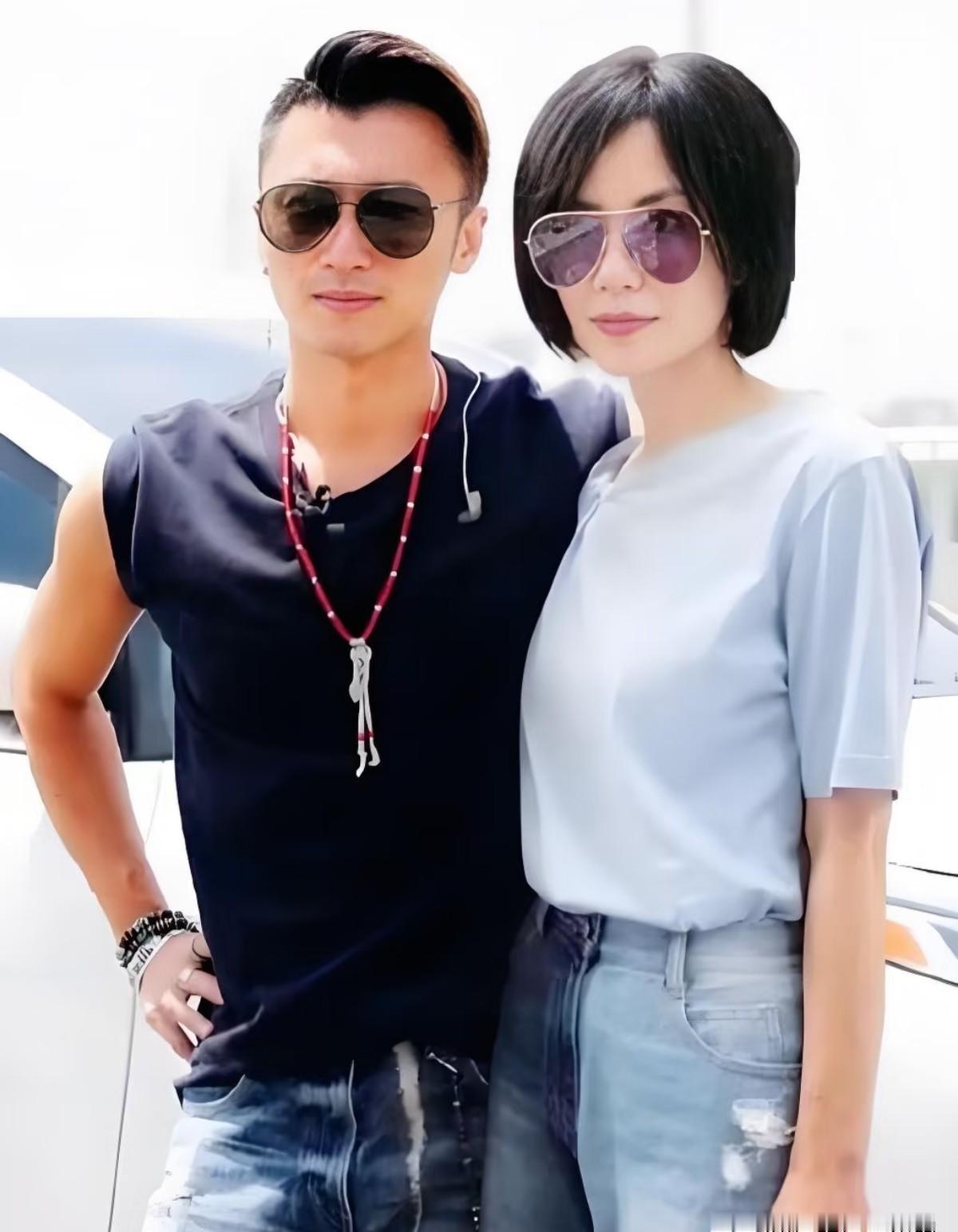 谢霆锋身边，王菲的笑容里藏着一个“惊人秘密”：她从未对李亚鹏展露。曾经的“天后