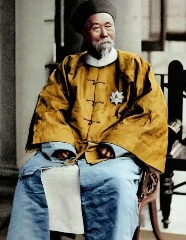 1901年，李鸿章死时，留给子孙10亿多元财产，没想到，52年后，他的孙子，43