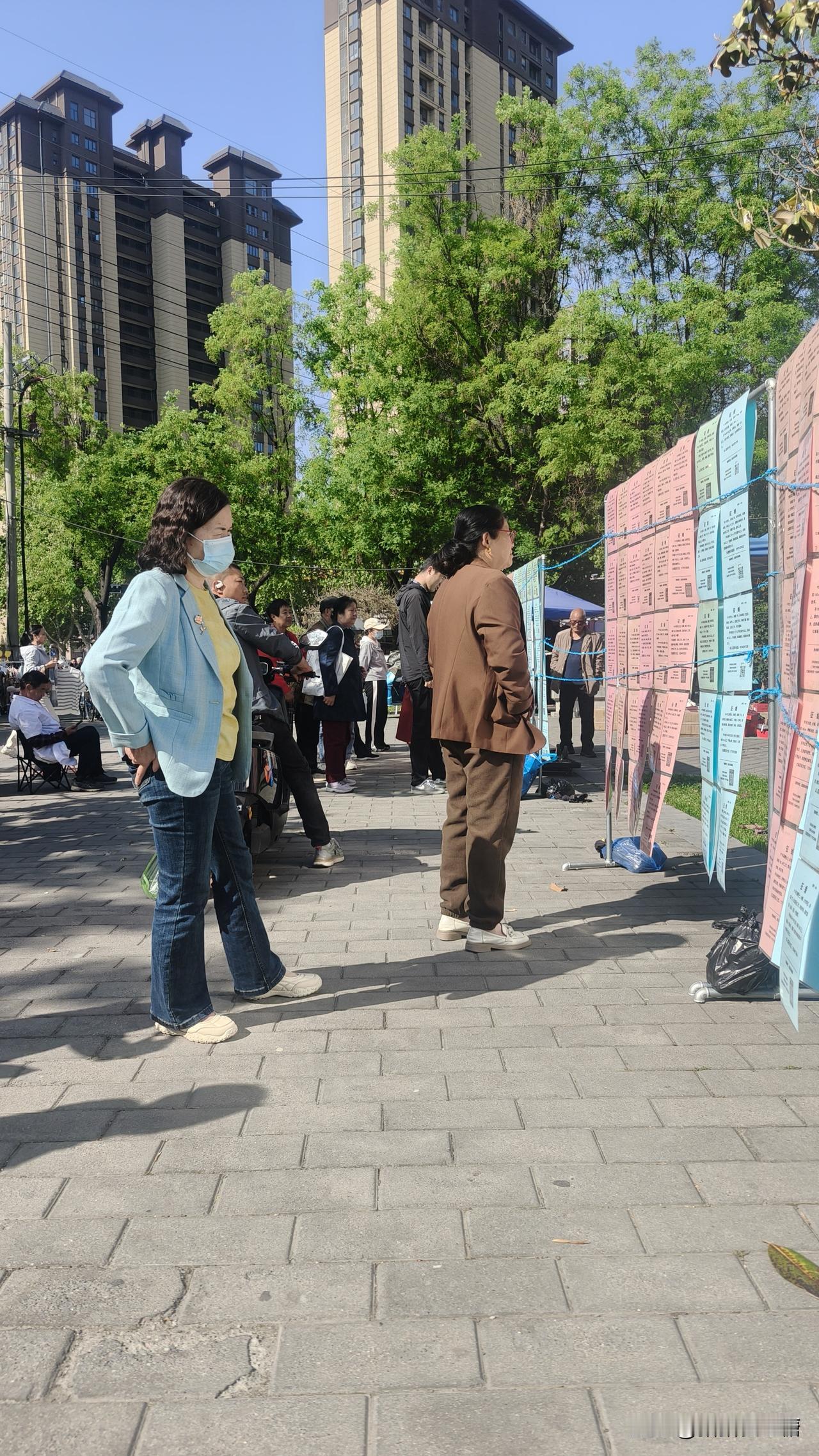 为什么现在越来越多的女孩都不想结婚了？前几天在社区举办的相亲节目，干了半天兼职