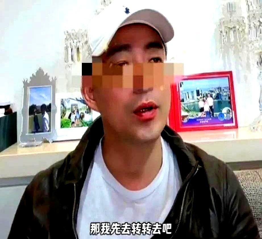 汪小菲掏出黑卡，竟被女儿一把按住。结账时，玥儿直接掏出自己的钱包，“爸，这