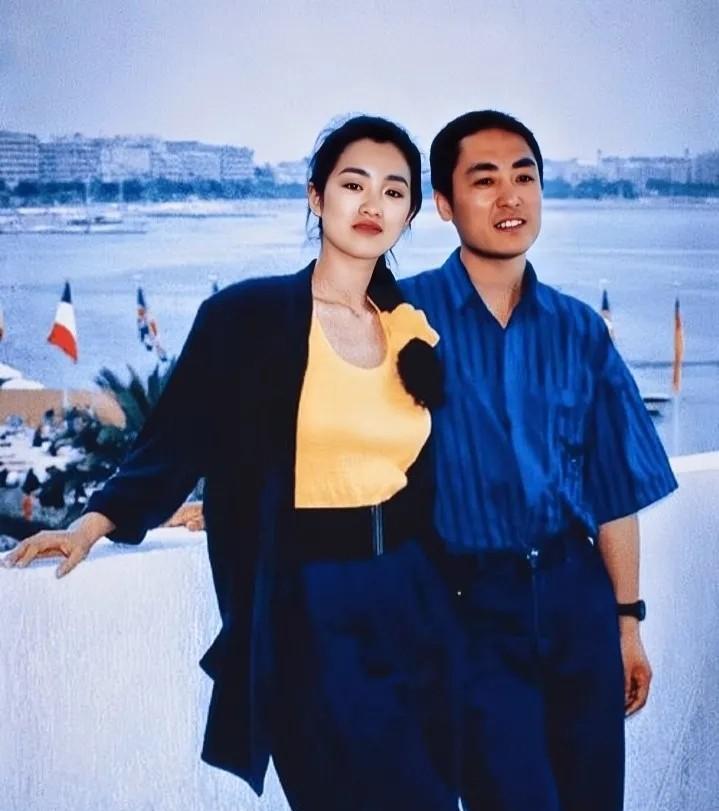 1990年戛纳那片泳池。25岁的巩俐，水珠还挂在锁骨上，望向镜头外的张艺谋。那