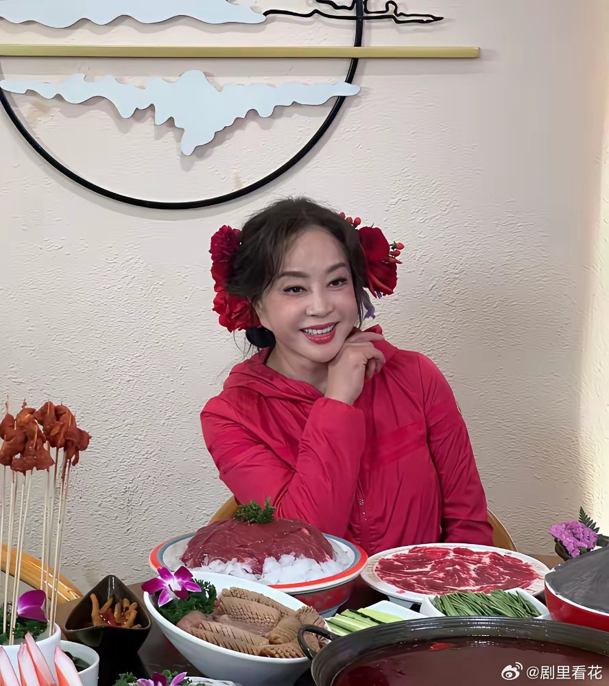 我天，刘晓庆扮少女都成瘾成魔了。大白天的在重庆大街小巷的头上戴满鲜花。吃个火锅都