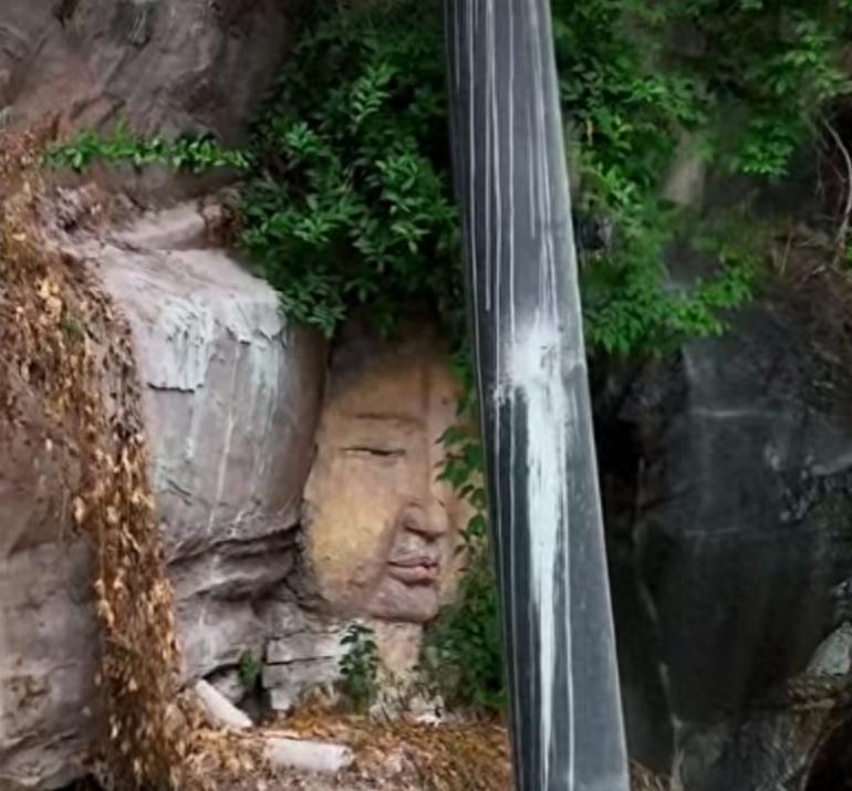 突发！重庆江边崖壁惊现神秘佛头塑像！5月11日有网民发视频爆料，在重庆渝中