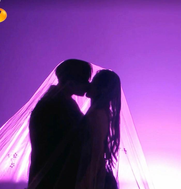 黄子韬与徐艺洋“头纱吻”2025年12月31日，黄子韬与徐艺洋携手登台湖南卫