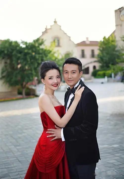 原来他俩是夫妻呀，都是我们熟悉的演员，估计很多人也是跟我一样看了照片才知道的吧，