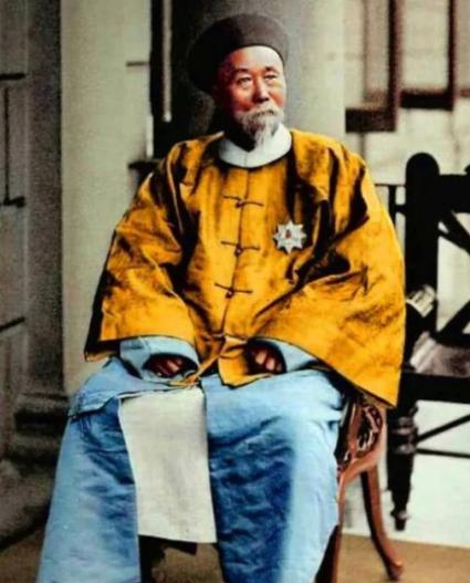 1896年，李鸿章大摇大摆地跑到美国，想要给美国人瞧一瞧他的中国风。他特意穿上了