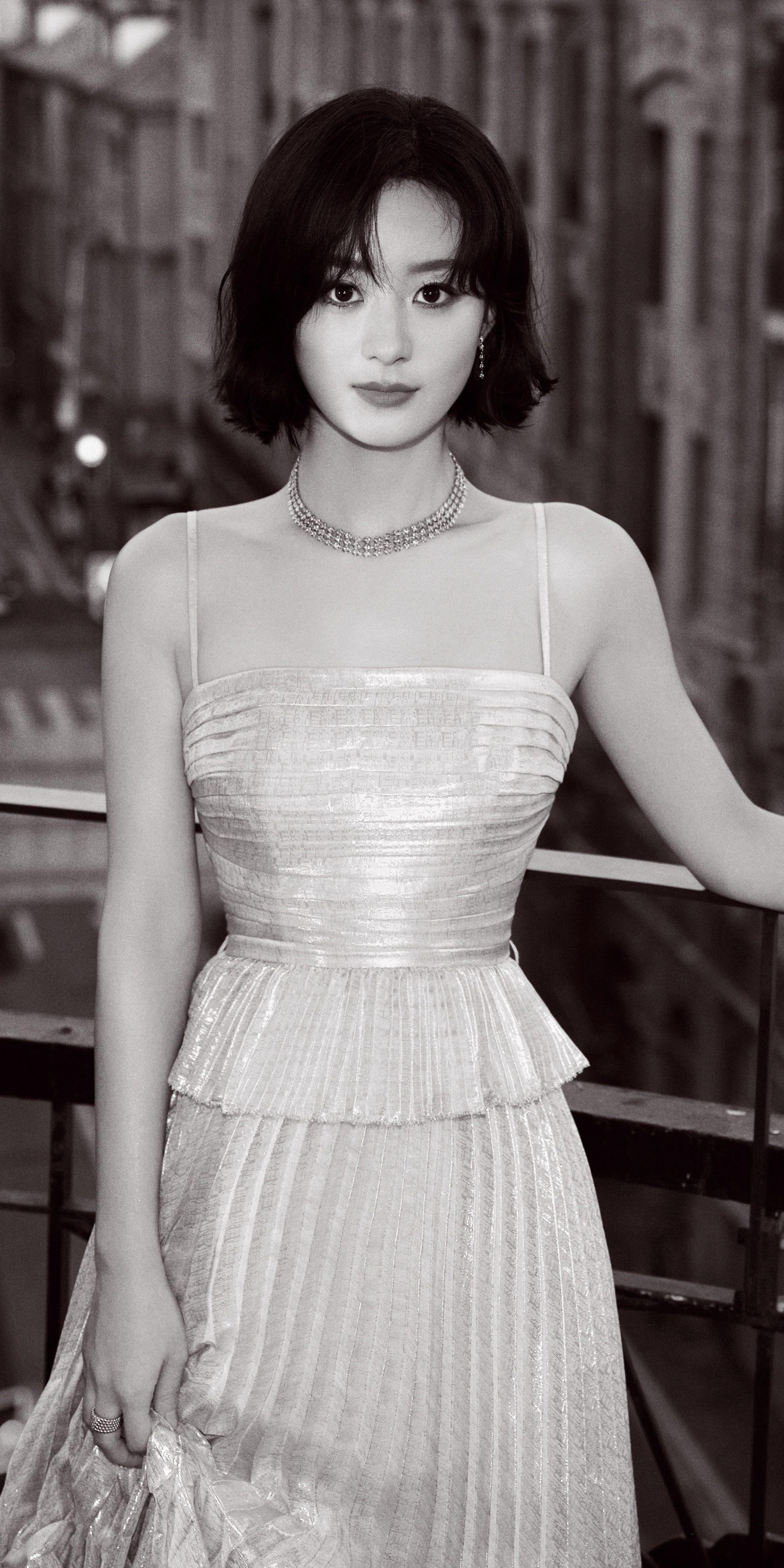 赵丽颖今日份壁纸：暮色银妆，笑颜如花