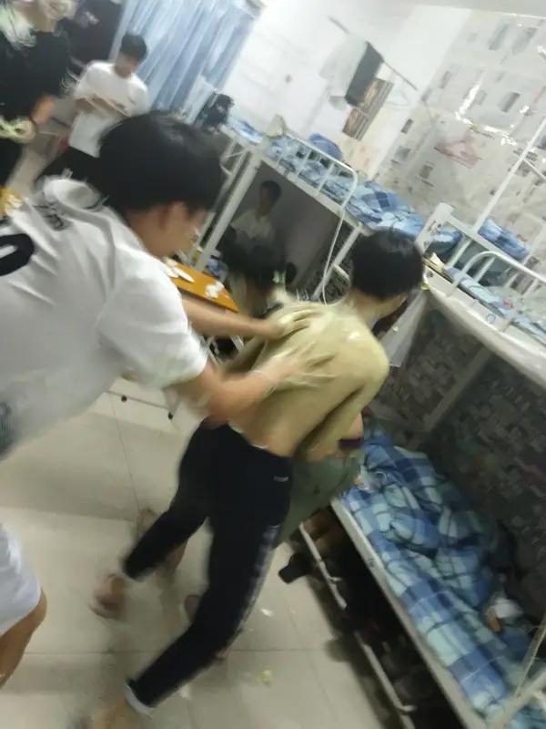 和学生有身体接触有风险！下课铃响了，一位初中七年级老师拖着疲惫的身体走下讲台，