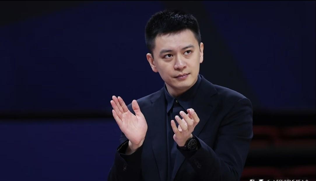 别扯什么身体原因了，杨鸣辞职的真相，更像一出“逼宫”。杨鸣要换掉场上梦游的外援