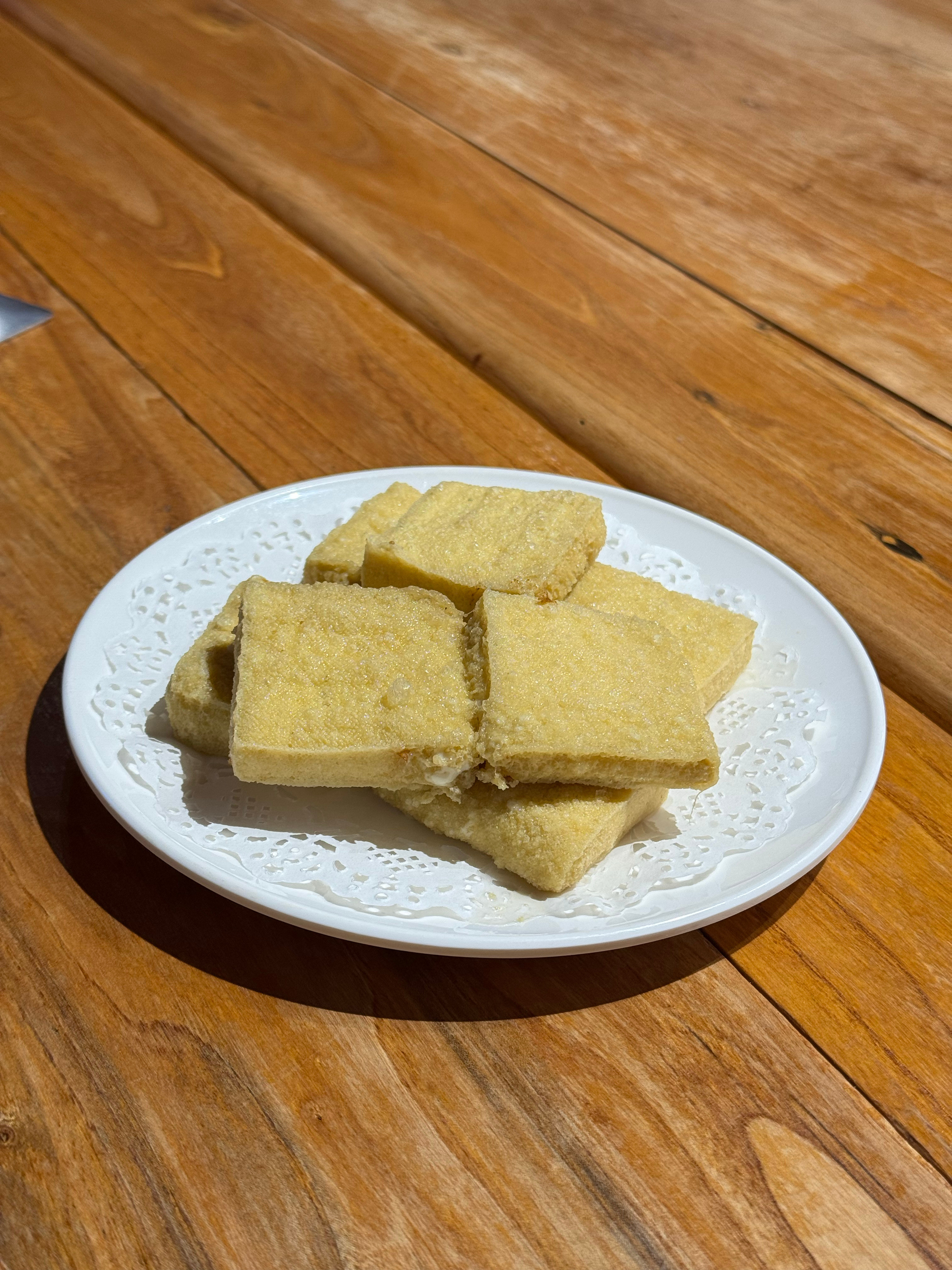 来云南吃了这么多顿饭，这个包浆豆腐是最好吃的！！！真的很外酥里嫩，配上这个酸辣的