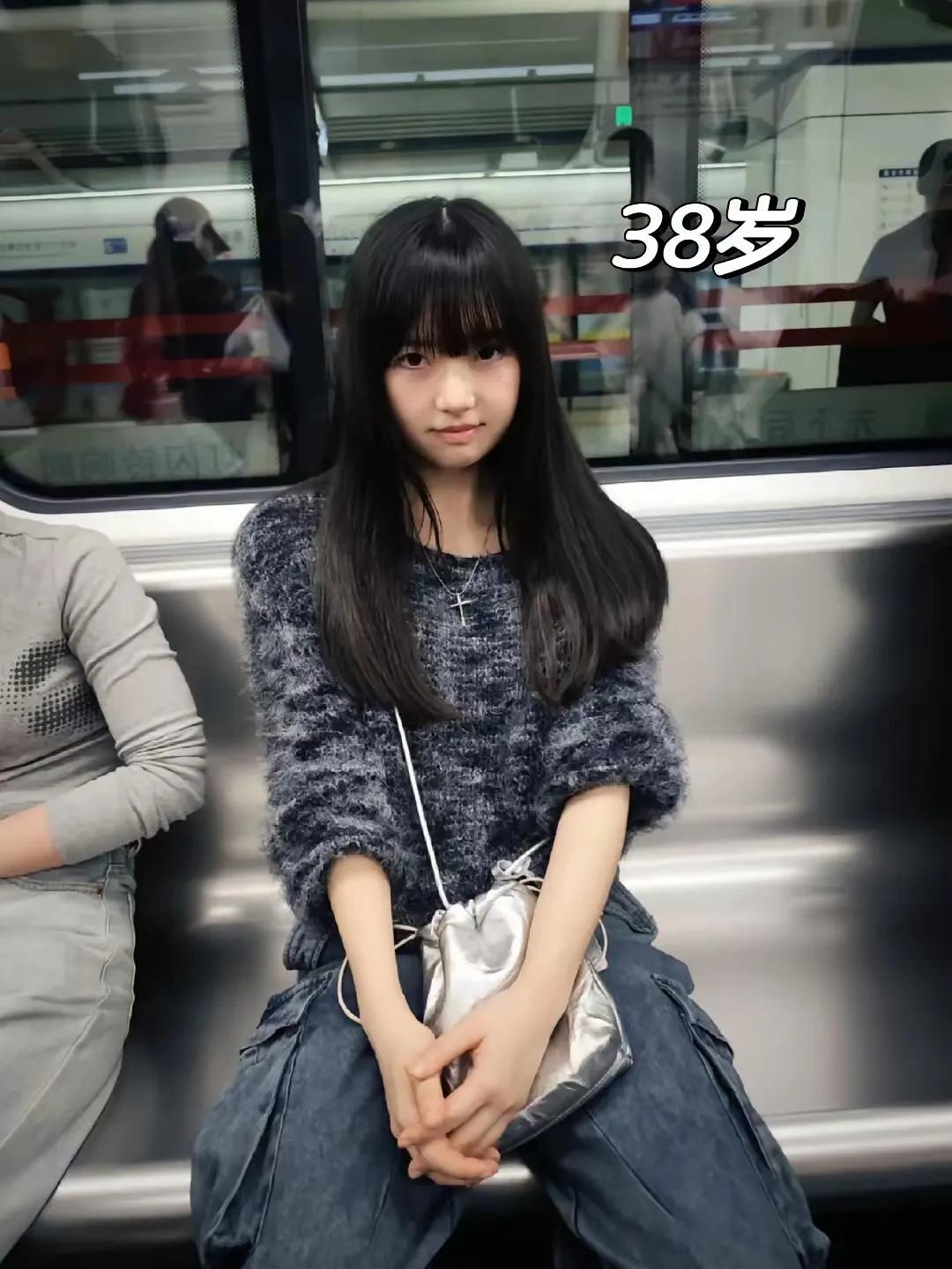 打死我也不信你们信吗？明明就是二十多岁的少女非说自己38岁了看眼神就知道一
