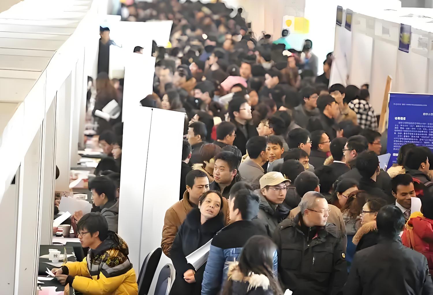 现在的就业真像网上说的那样困难吗？网友1说：现在很离谱，一个文员工作，一个月上