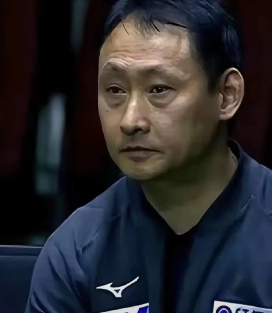 家人们，张本宇估计怎么也想不到，自家儿子张本智和跟薛飞对决时，场上观众喊的竟是中