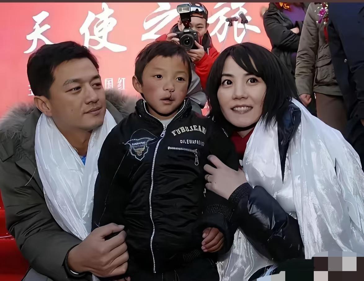 李亚鹏那张流泪照，别再刷“意难平”了。那滴泪，根本不是哭给王菲的，而是他与自己