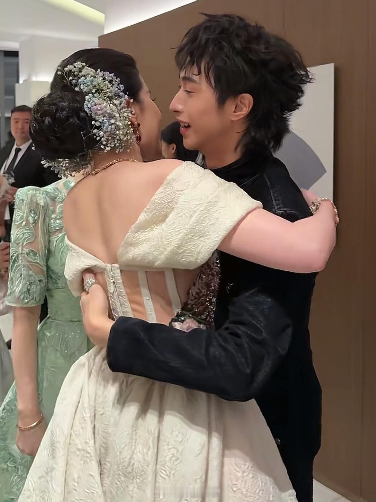 全网第一张刘亦菲背的照片出现了恩利，你小子有福气呀！！！竟然抱到了刘亦菲，还是拥