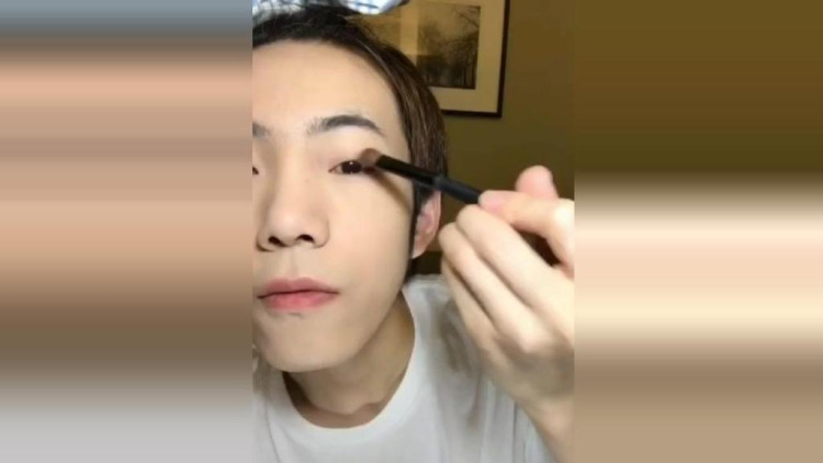 化妆不只是女生的特权了!男生如果化了妆就没女孩什么事情了!