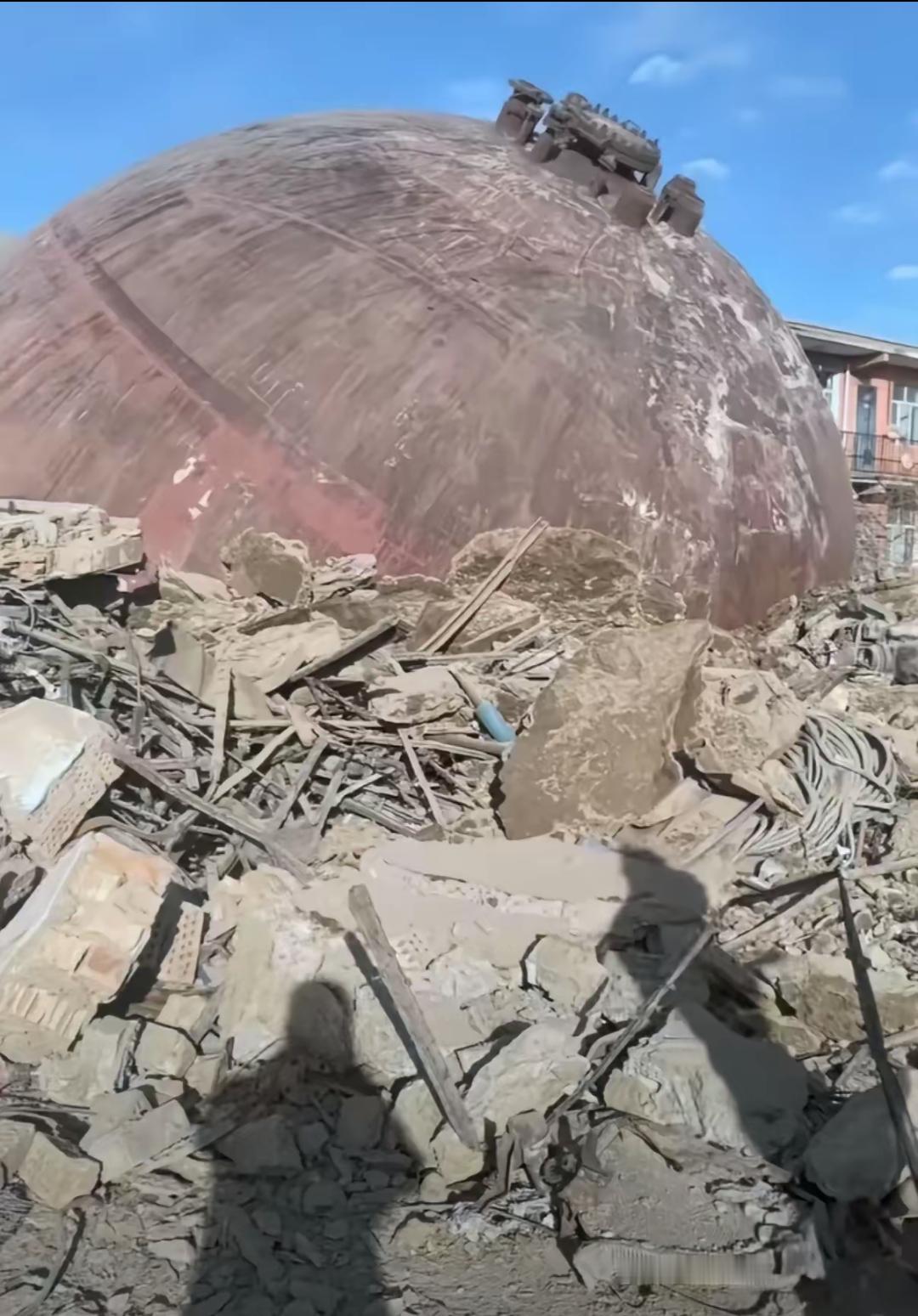 一个几百吨重的铁球飞跃两公里砸向废品店，若无人伤亡，这场看似灭顶的飞来横祸，竟可