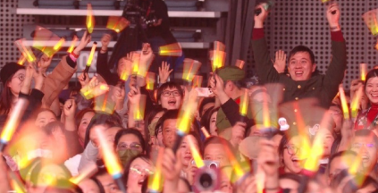 狠狠破防！韩红以军人身份致敬到场老兵，简单的动作，藏着最真挚的敬意！​​​