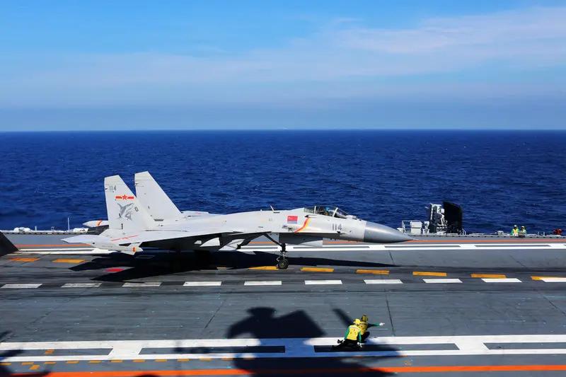 中国舰载机歼-15“飞鲨”：中国自主研制的第一型舰载多用途战斗机，在世代