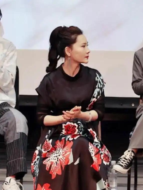 60岁何赛飞靠半身裙逆袭，谁说老了只能穿裤子？这样搭洋气到爆