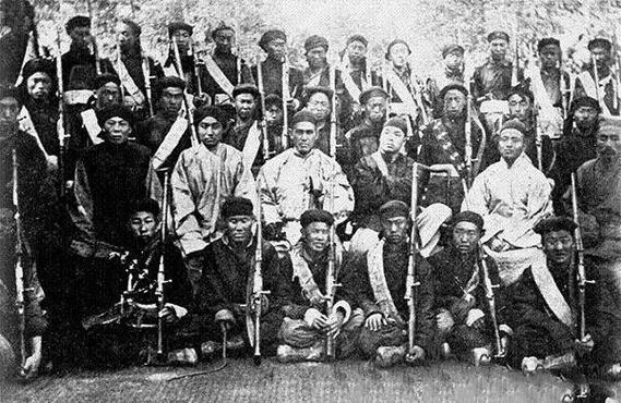 1900年的刑场，清军铁链锁着义和团拳民的脑袋，这群汉子没法站直却笑着等处决！