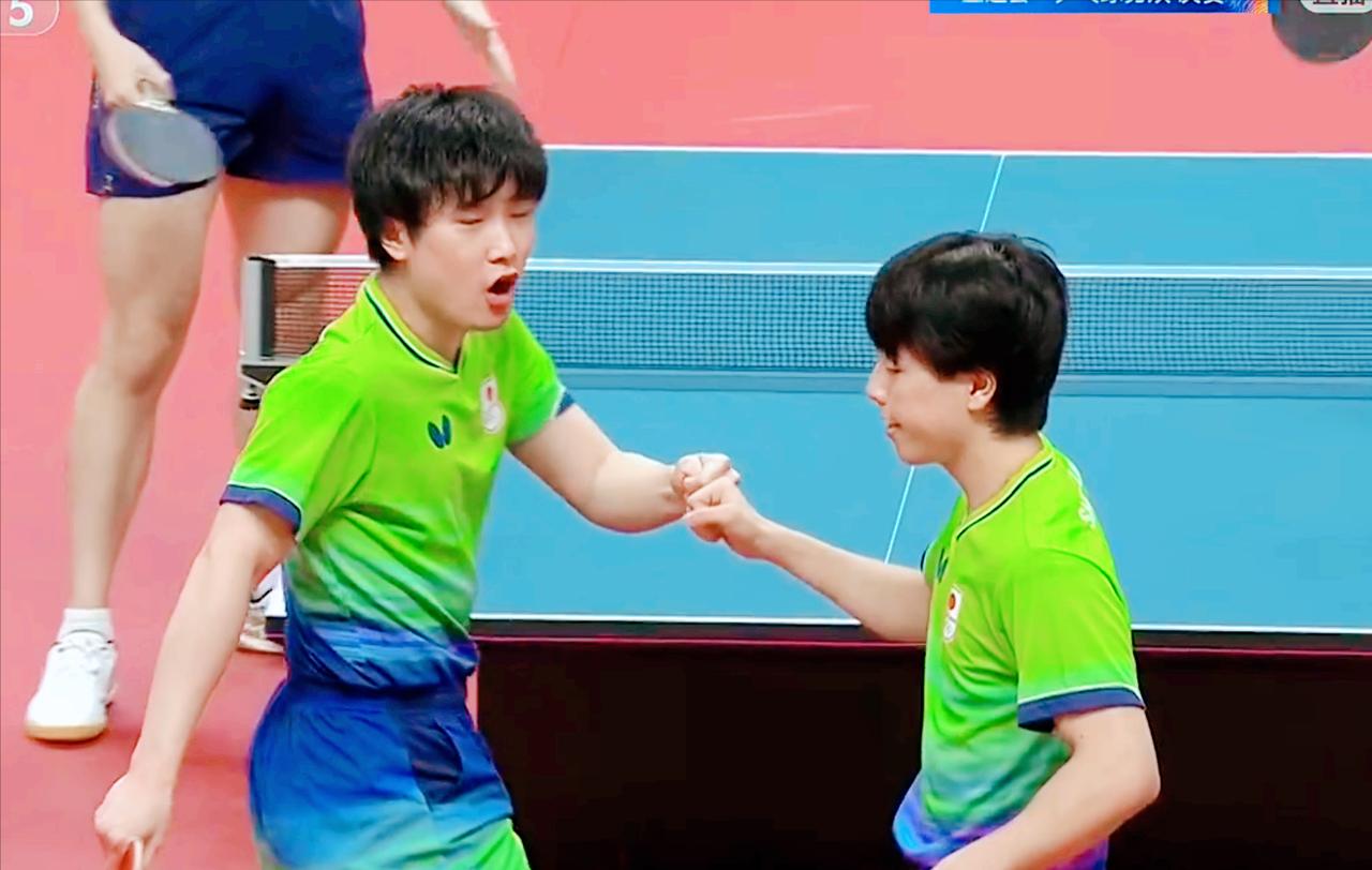 黄友政/林诗栋11:4拿下黄友政/林诗栋时，看到看台上王励勤旁边的温瑞博了吗？