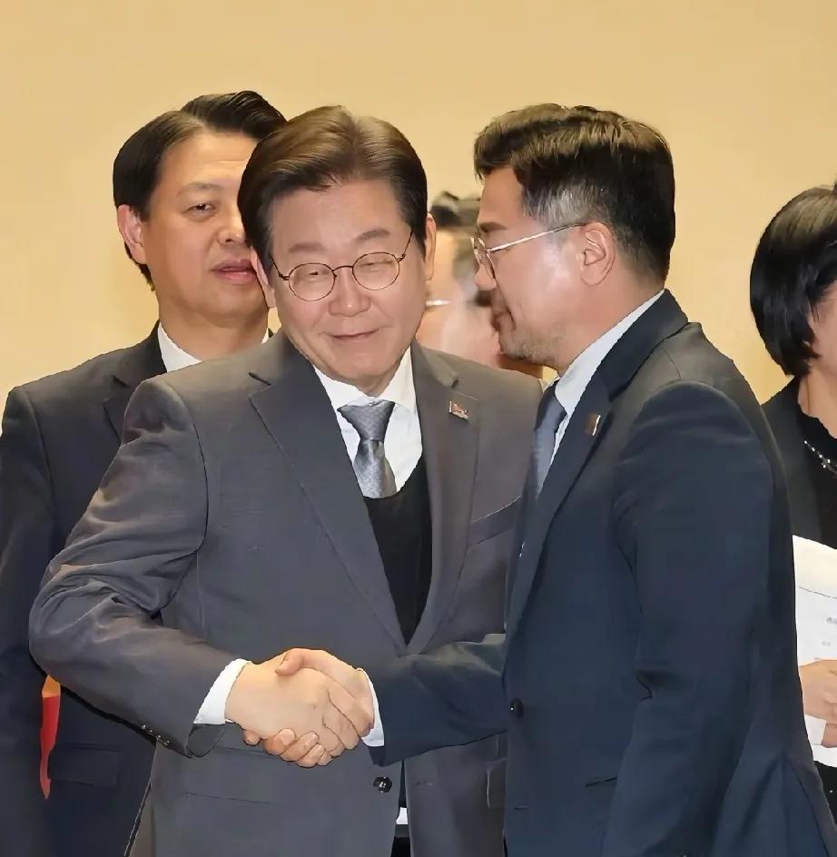 太会来事了！李在明给韩前总统们集体送中秋礼盒，凡是在监狱外还活着的，有一个算一个