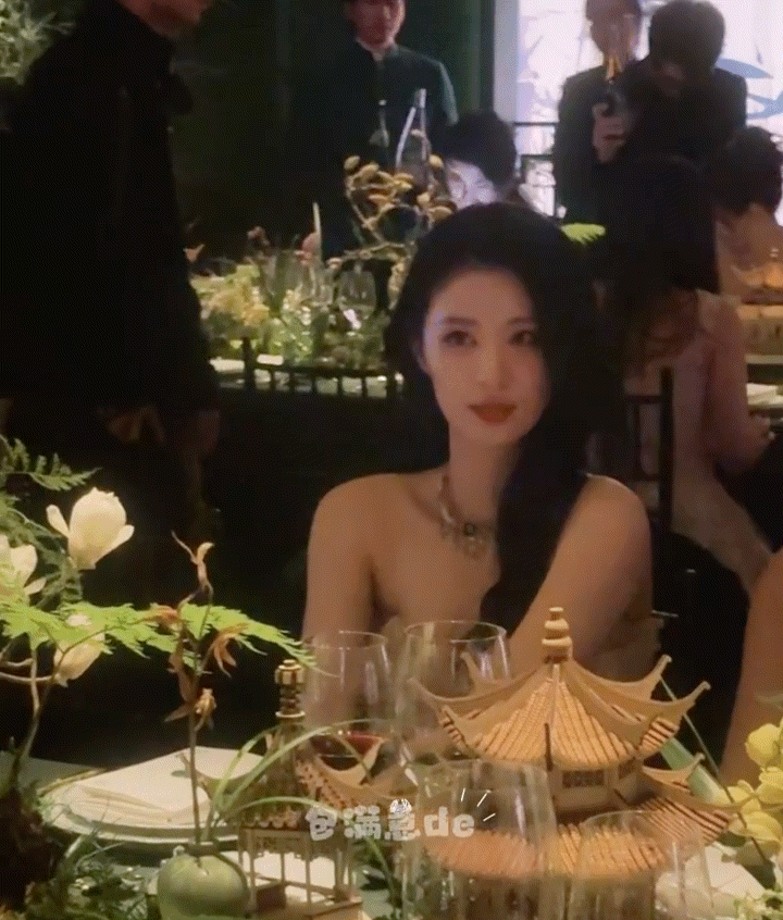 王楚然紧急撤回一个白眼（哈哈哈怪可爱的本来应该是被闪光灯闪眼睛了吧）