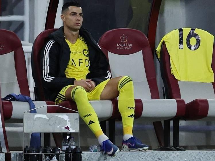 C罗本轮沙特联被提前换下后情绪低落！那么C罗对利雅得胜利的成绩到底有多大影响呢