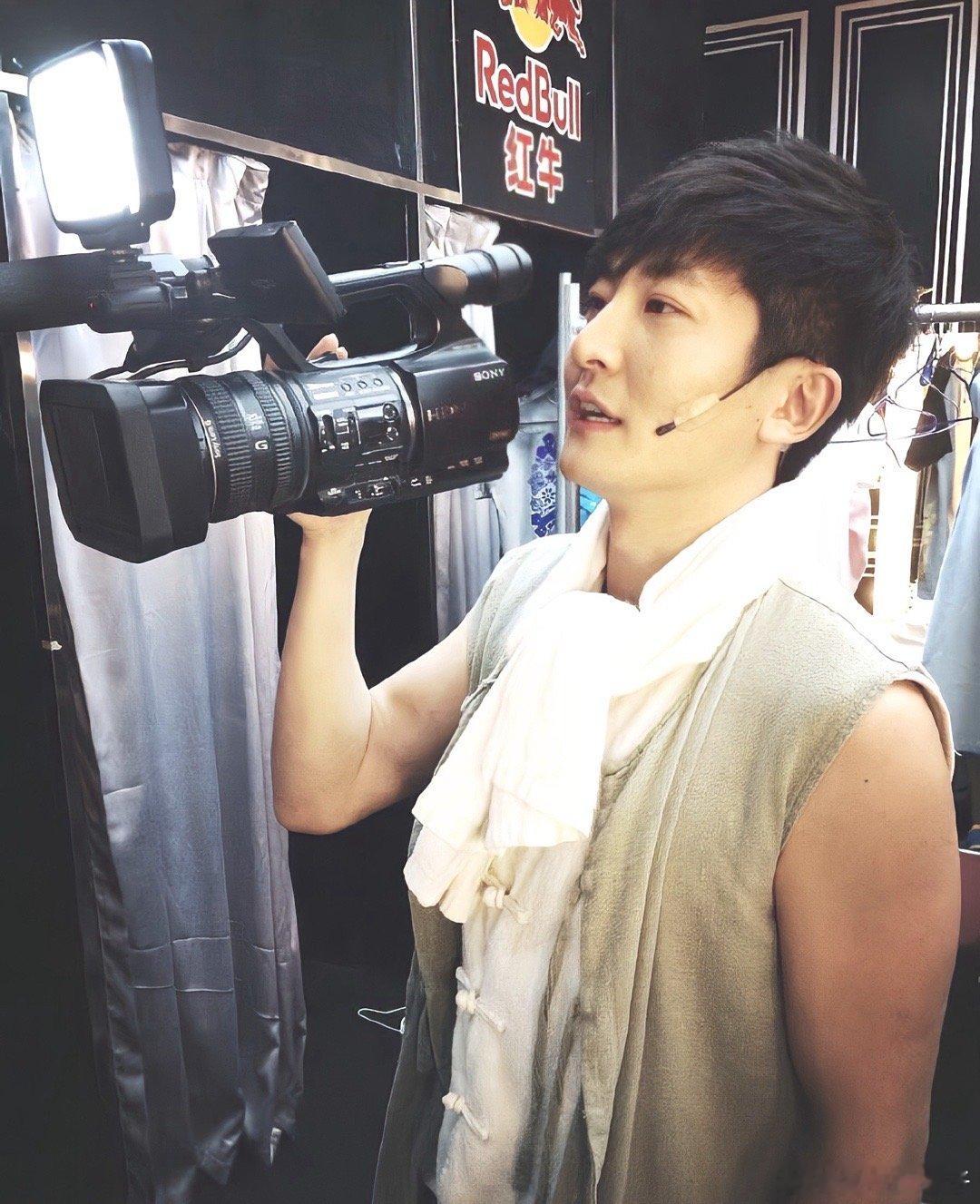 突然get到了郭京飞考古到他年轻时的照片，这清俊又带点不羁的气质，简直是偶像